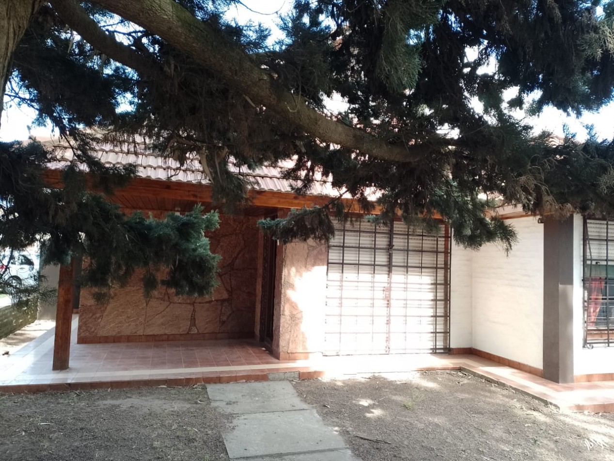 CHALET EN LOTE ESQUINA CON COCHERA Y PARQUE