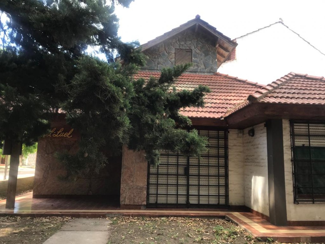 CHALET EN LOTE ESQUINA CON COCHERA Y PARQUE