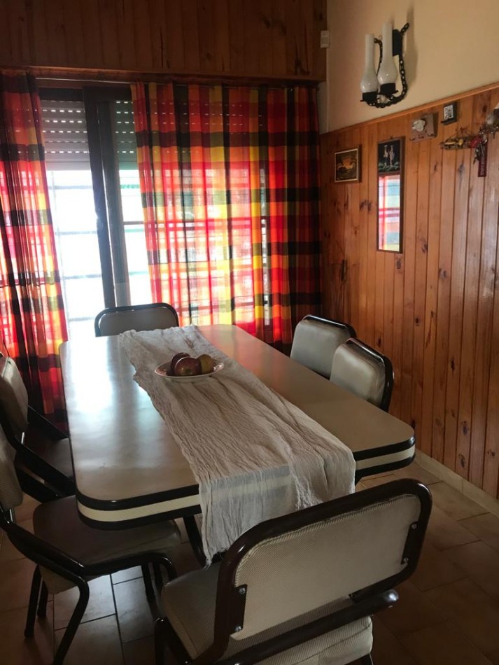 CHALET EN LOTE ESQUINA CON COCHERA Y PARQUE