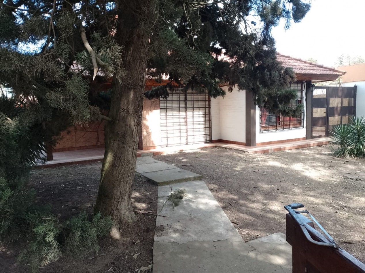 CHALET EN LOTE ESQUINA CON COCHERA Y PARQUE