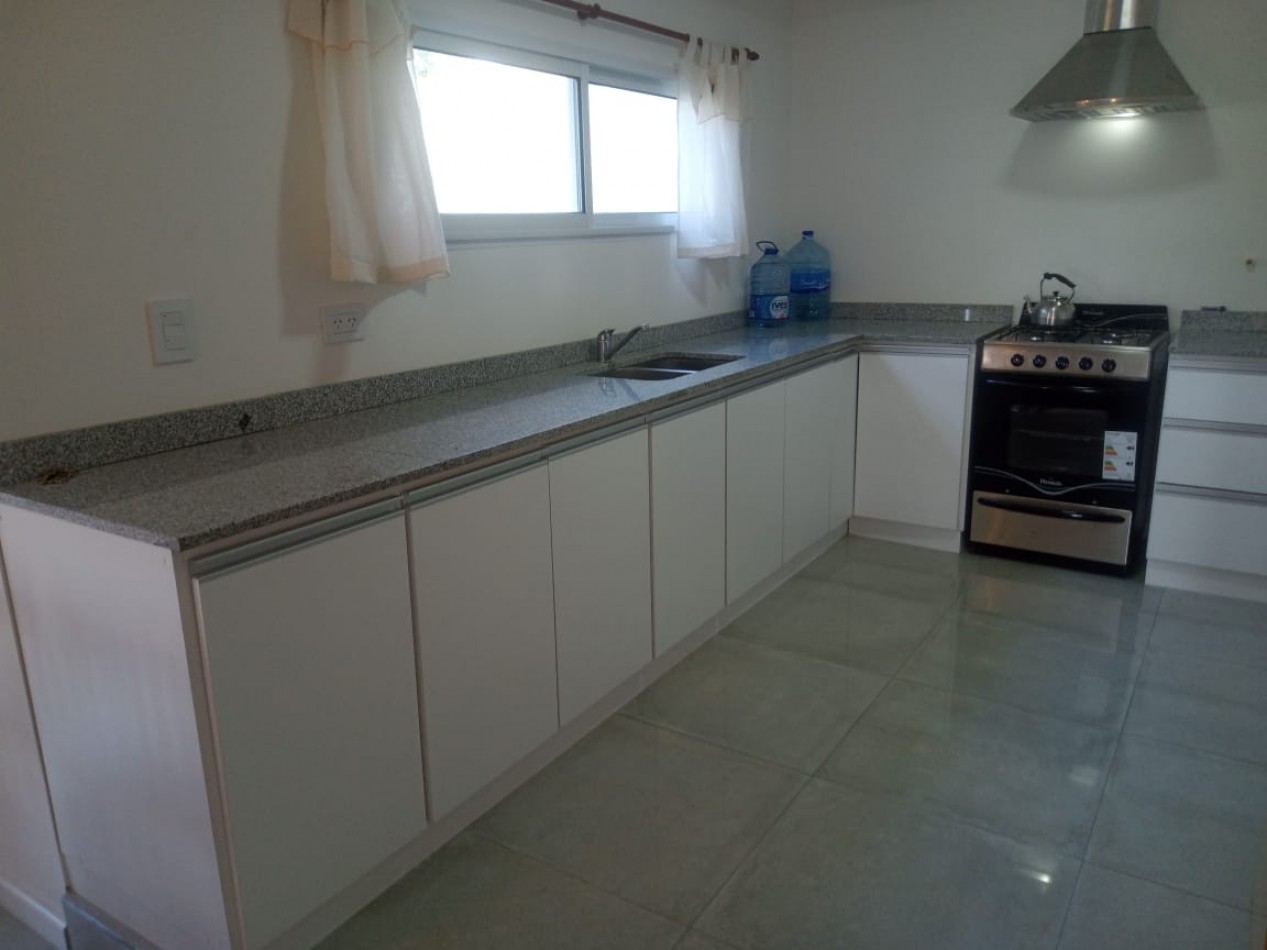 HERMOSA CASITA MUY LUMINOSA 