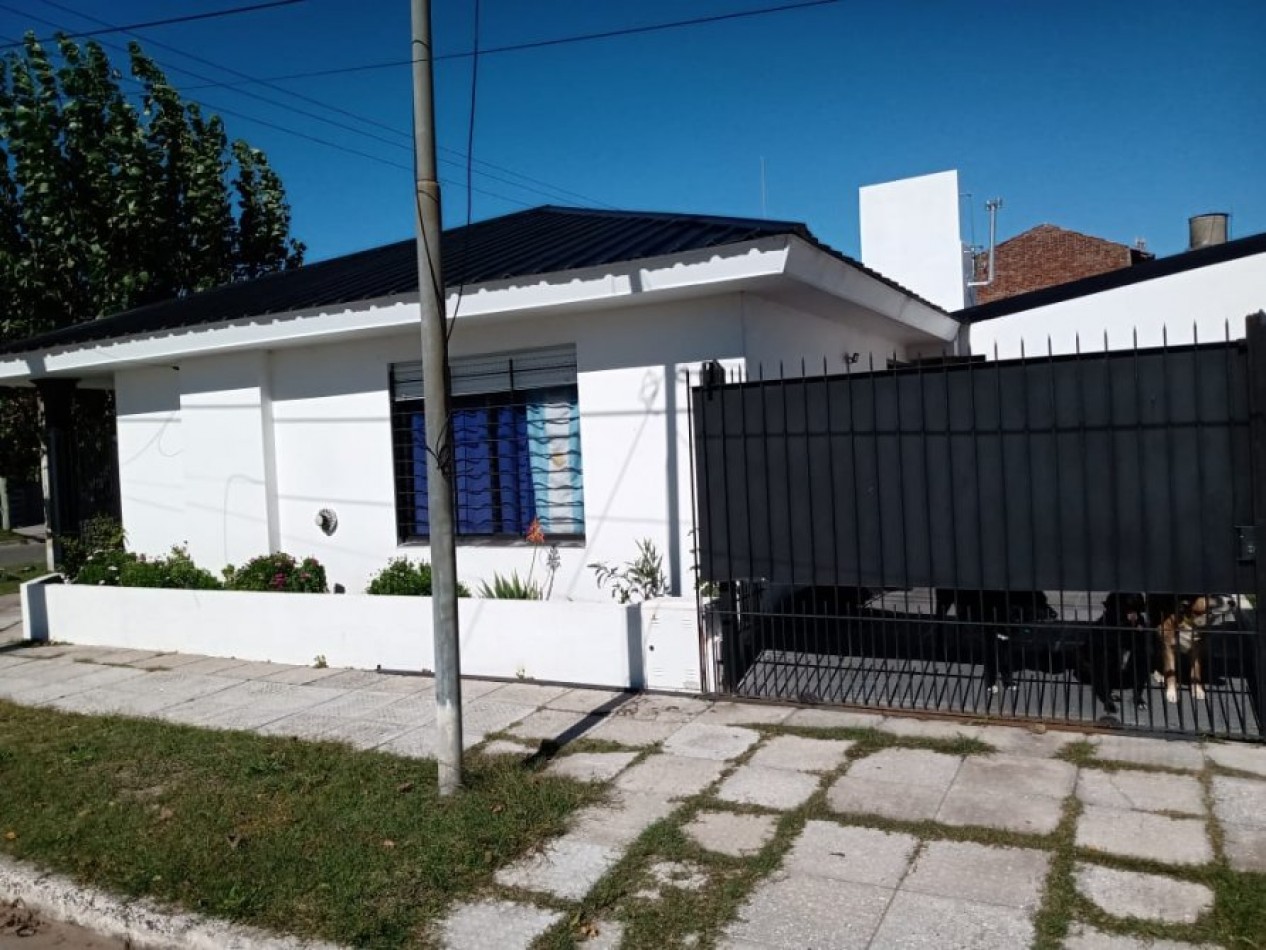 VENTA EN SANTA TERESITA CASA DE 4 AMBIENTES , EXCELENTE UBICACION, GAS NATURAL Y COCHERA