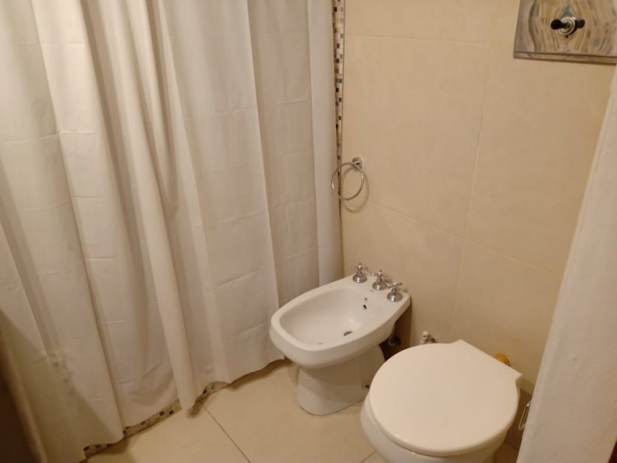 VENTA EN SANTA TERESITA CASA DE 4 AMBIENTES , EXCELENTE UBICACION, GAS NATURAL Y COCHERA