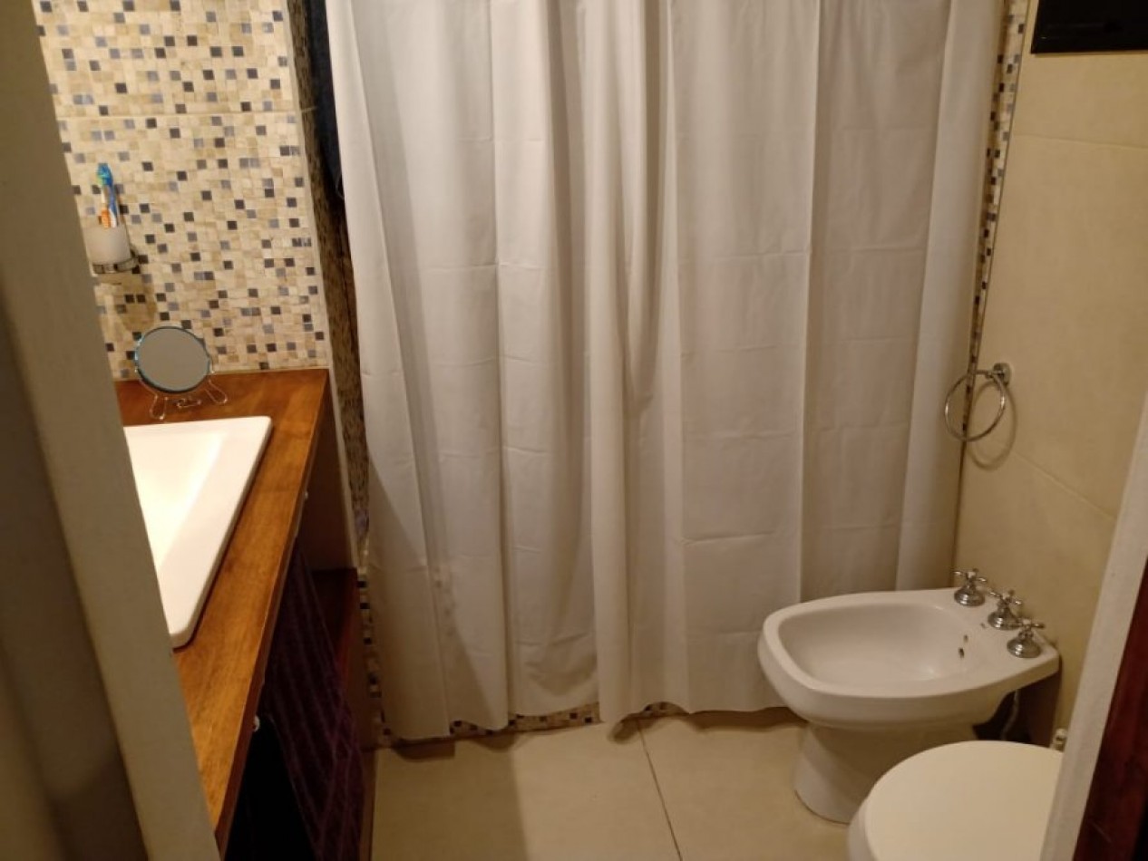 VENTA EN SANTA TERESITA CASA DE 4 AMBIENTES , EXCELENTE UBICACION, GAS NATURAL Y COCHERA