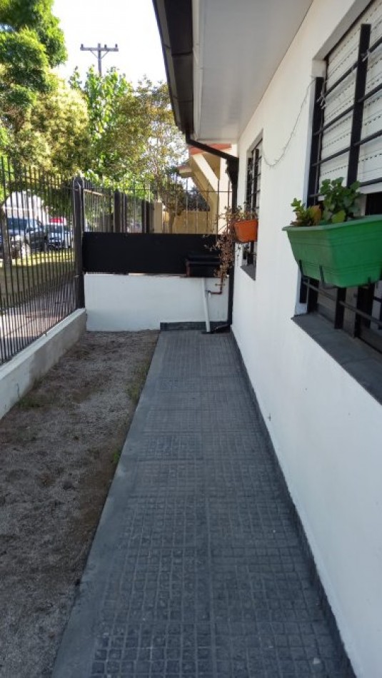 VENTA EN SANTA TERESITA CASA DE 4 AMBIENTES , EXCELENTE UBICACION, GAS NATURAL Y COCHERA