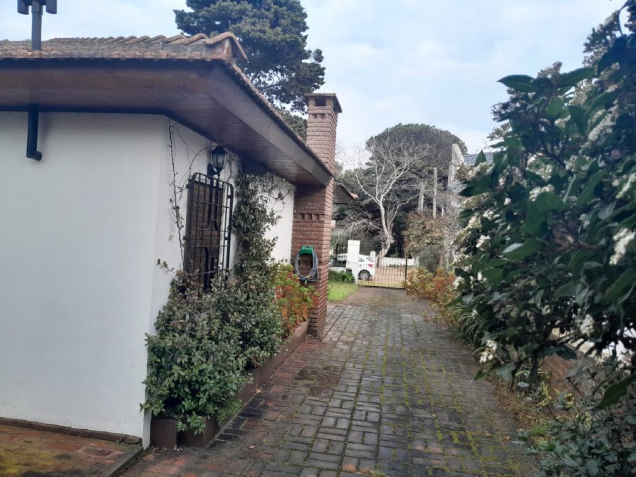 Venta Chalet en La Costa, 3 Ambientes con Garaje y Quincho