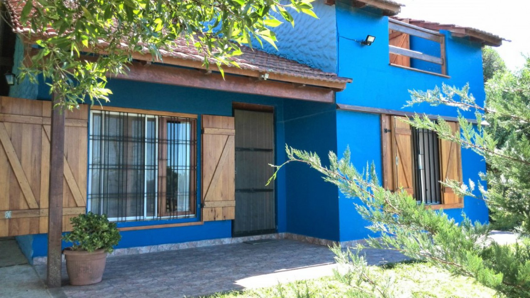 VENDO EN LA COSTA REGIO CHALET + CABAÑA Y GARAGE CERCA DEL MAR