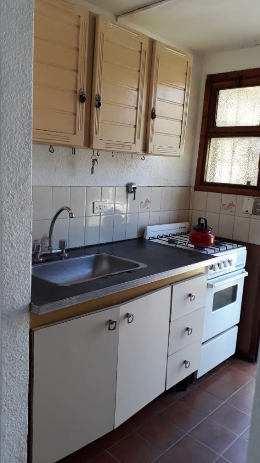 CASA CON PATIO Y ESTACIONAMIENTO