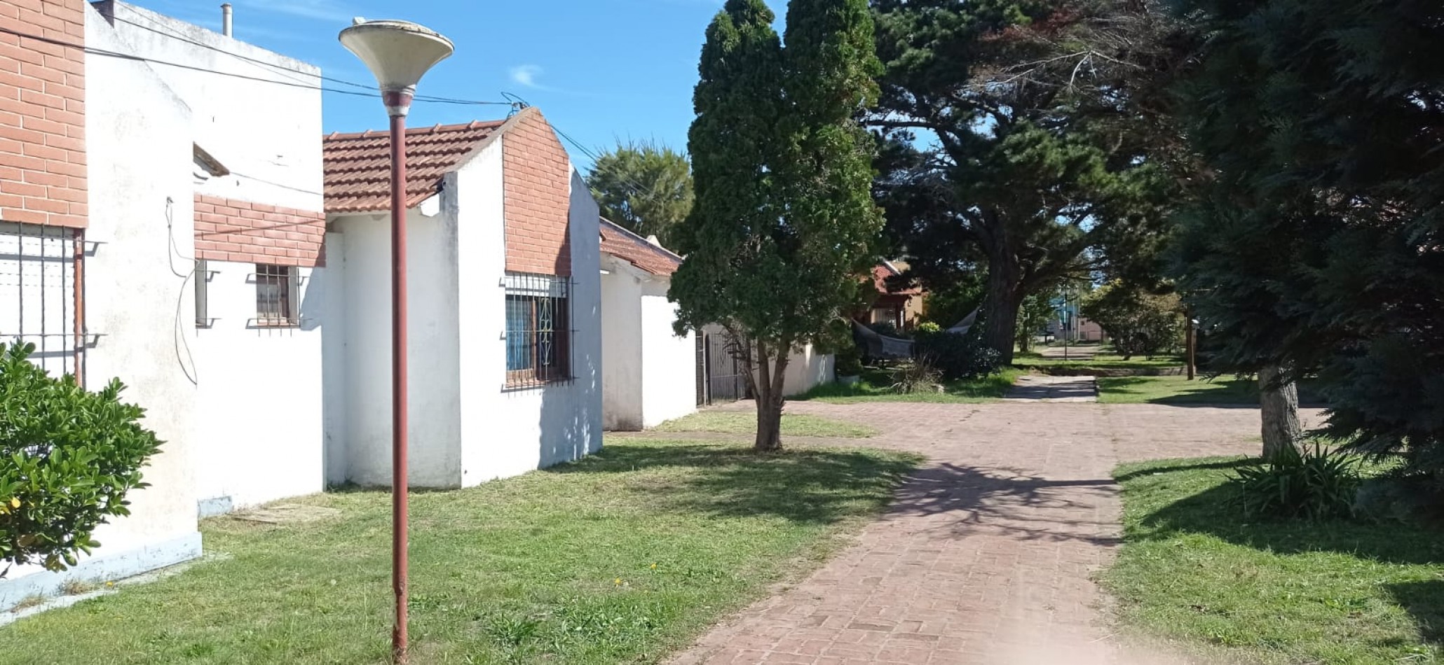 CASA CON PATIO Y ESTACIONAMIENTO