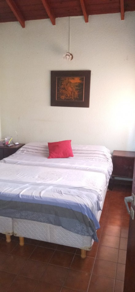 CASA CON PATIO Y ESTACIONAMIENTO