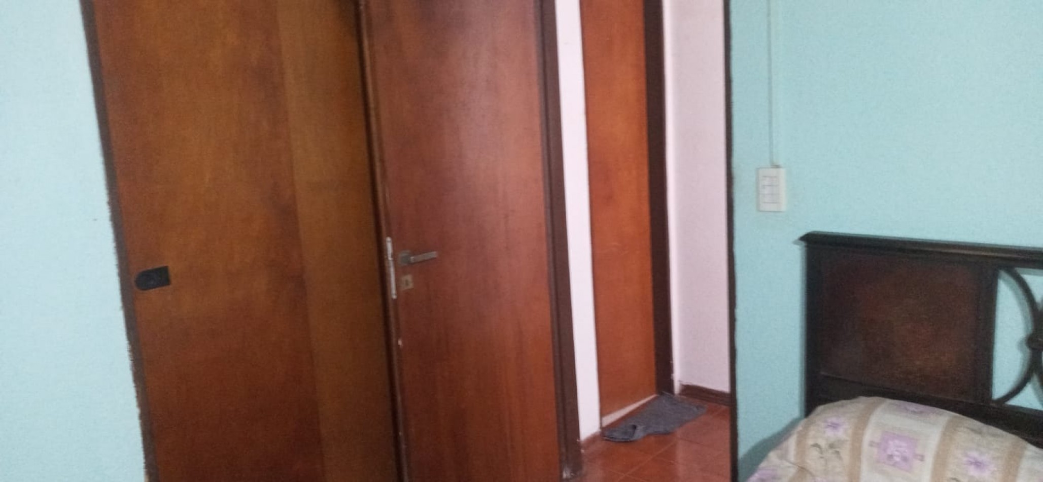 CASA CON PATIO Y ESTACIONAMIENTO