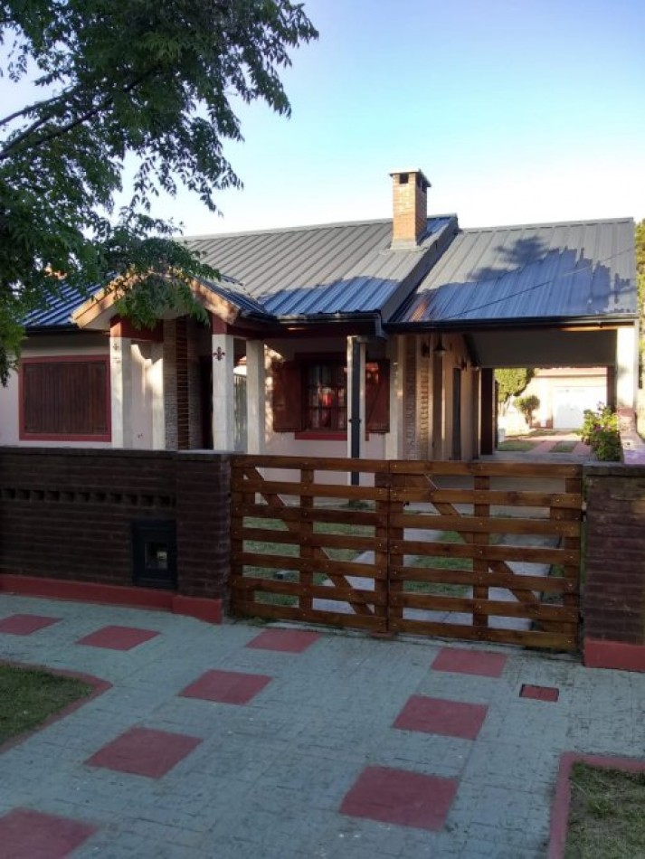 VENDO EN LA COSTA CASA 3 AMB. CON PARQUE Y GAS NATURAL, EXCELENTE UBICACION