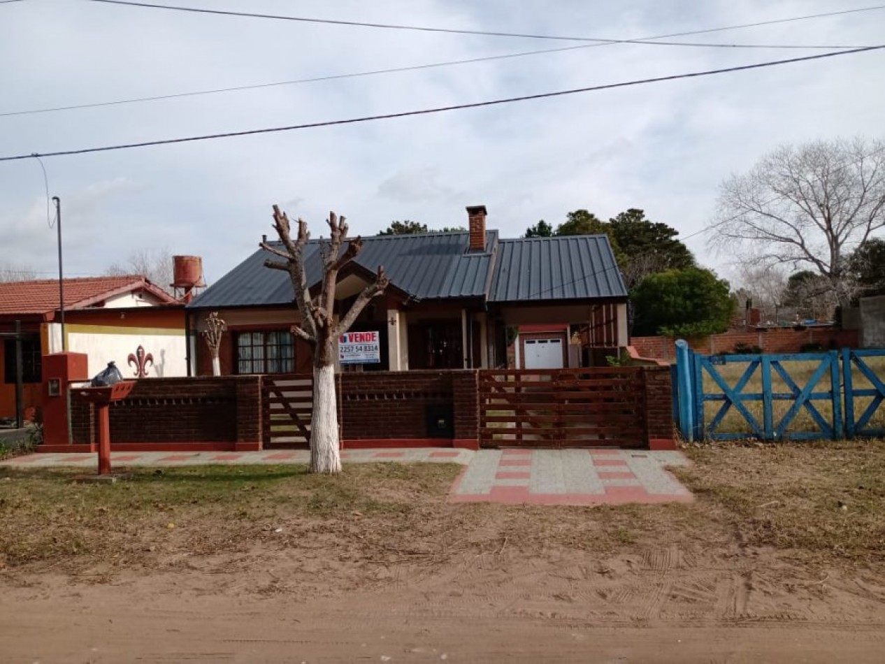 VENDO EN LA COSTA CASA 3 AMB. CON PARQUE Y GAS NATURAL, EXCELENTE UBICACION