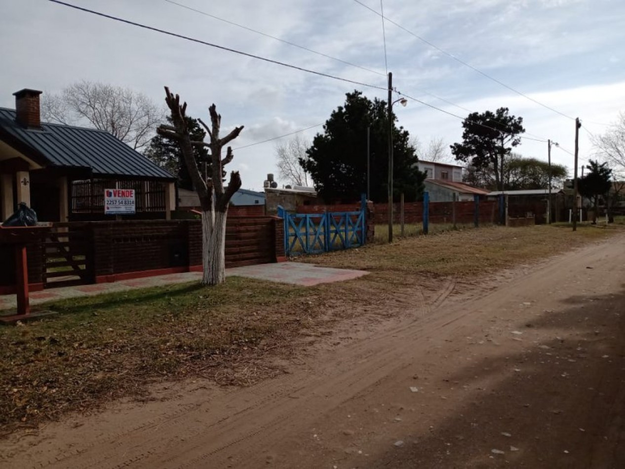 VENDO EN LA COSTA CASA 3 AMB. CON PARQUE Y GAS NATURAL, EXCELENTE UBICACION