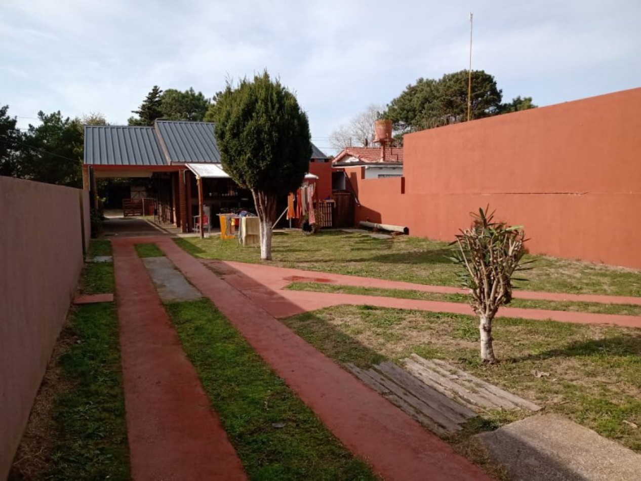 VENDO EN LA COSTA CASA 3 AMB. CON PARQUE Y GAS NATURAL, EXCELENTE UBICACION