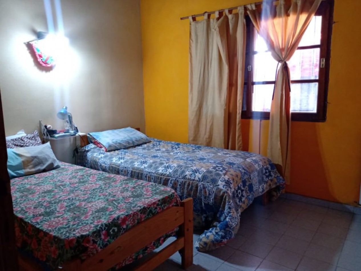 VENDO EN LA COSTA CASA 3 AMB. CON PARQUE Y GAS NATURAL, EXCELENTE UBICACION