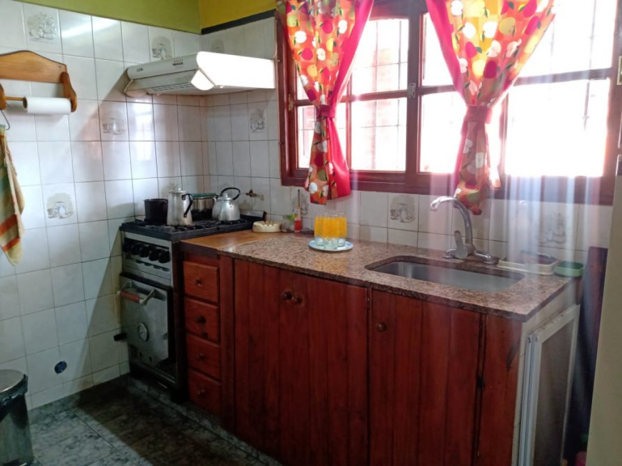 VENDO EN LA COSTA CASA 3 AMB. CON PARQUE Y GAS NATURAL, EXCELENTE UBICACION