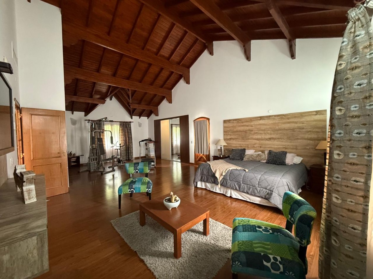 VENTA EN LA COSTA, IMPORTANTE VIVIENDA DE DISEÑO CON 430M2 CUBIERTOS