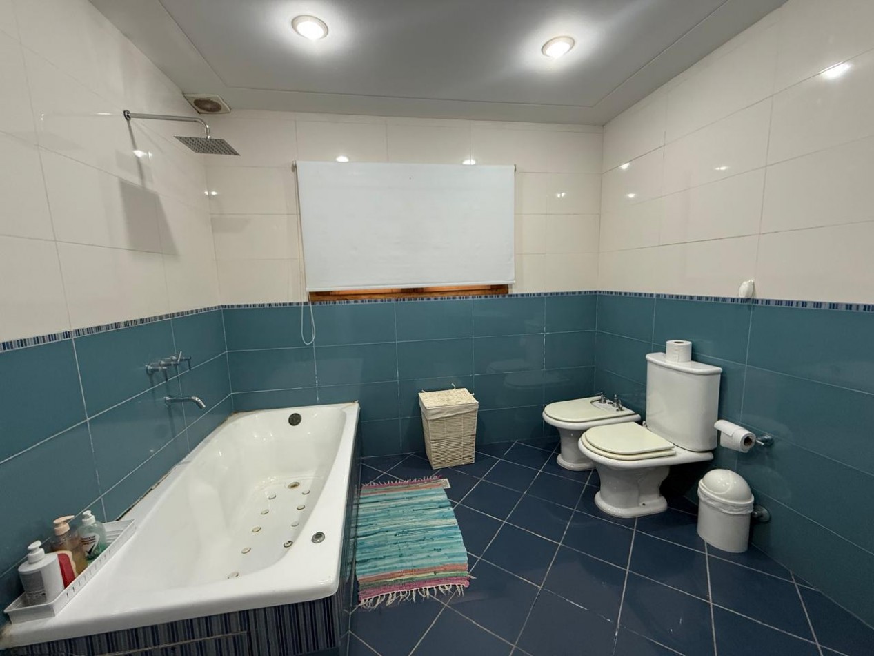 VENTA EN LA COSTA, IMPORTANTE VIVIENDA DE DISEÑO CON 430M2 CUBIERTOS