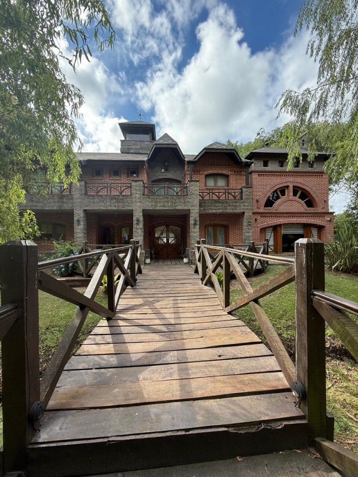VENTA EN LA COSTA, IMPORTANTE VIVIENDA DE DISEÑO CON 430M2 CUBIERTOS