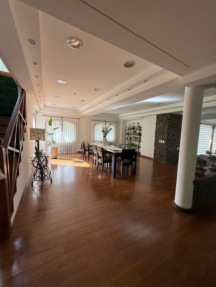 VENTA EN LA COSTA, IMPORTANTE VIVIENDA DE DISEÑO CON 430M2 CUBIERTOS