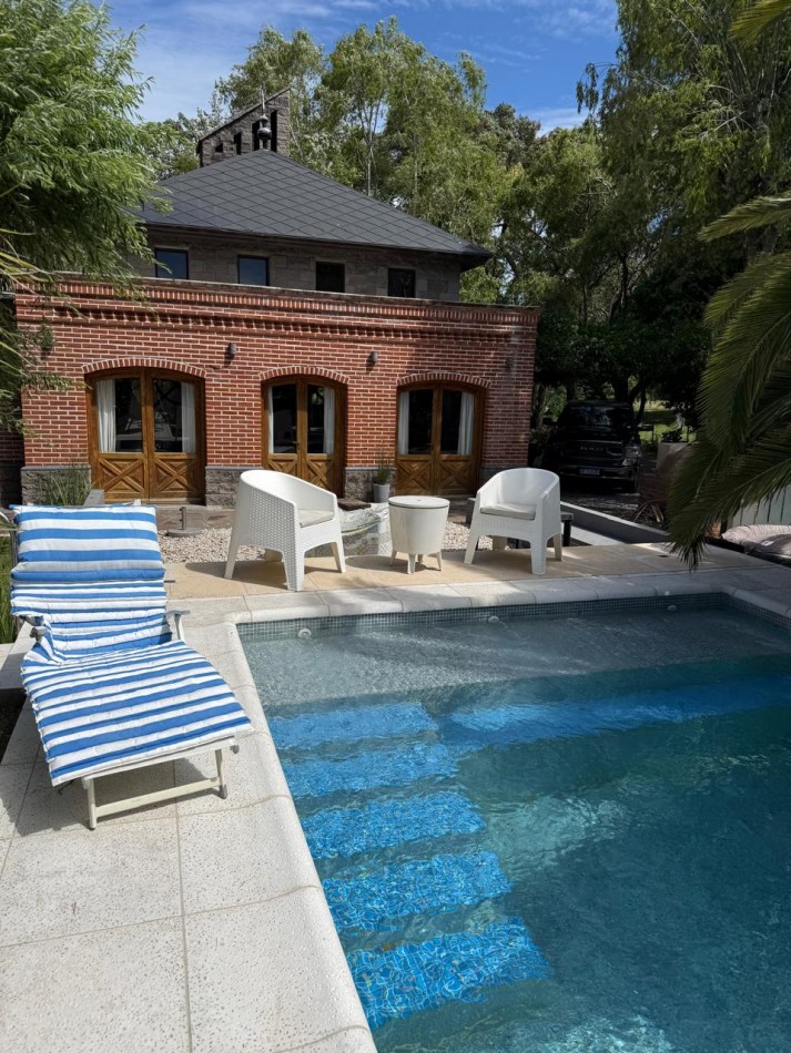 VENTA EN LA COSTA, IMPORTANTE VIVIENDA DE DISEÑO CON 430M2 CUBIERTOS