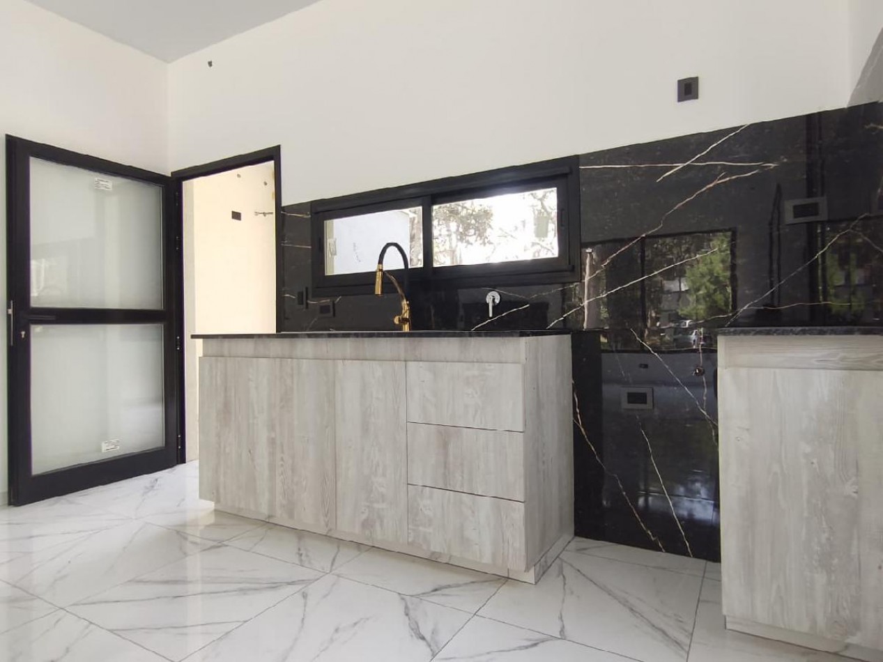 CASA EN VENTA EN COSTA DEL ESTE, A ESTRENAR