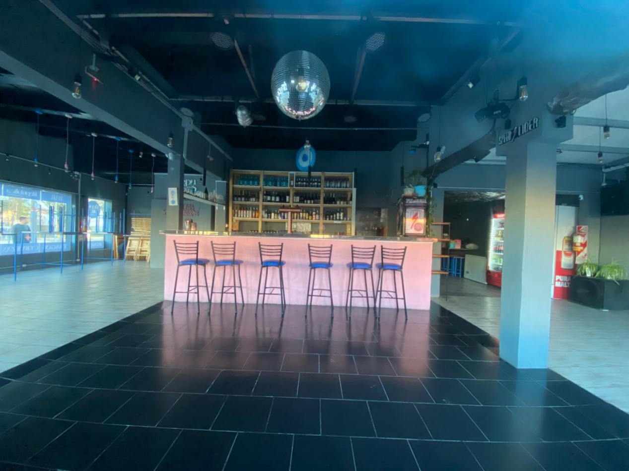 VENDO RECONOCIDO RESTOBAR CON IMPORTANTE CLIENTELA ( VER VIDEO )